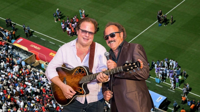 Ewald Pfleger und Herwig Rüdisser von Opus in einer Montage vor dem gefüllten WM-Stadion