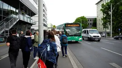 Die Ersatzbusse Richtung Jakominiplatz fahren vor dem Bauamt ab. Für die Haltestelle am Fußgängerstreifen neben dem Radweg ist jedoch recht wenig Platz