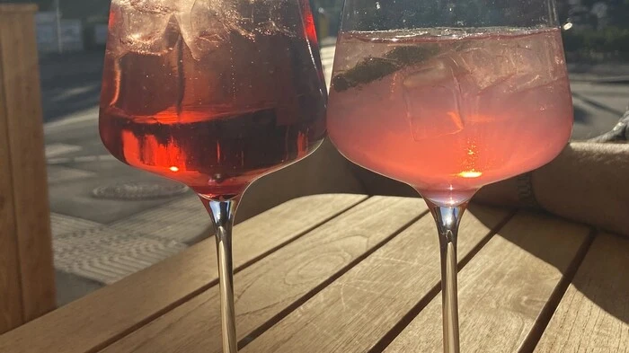 Aperol- und Sarti-Spritzer als Sundowner mit Aussicht auf die Herz-Jesu-Kirche: Passt!