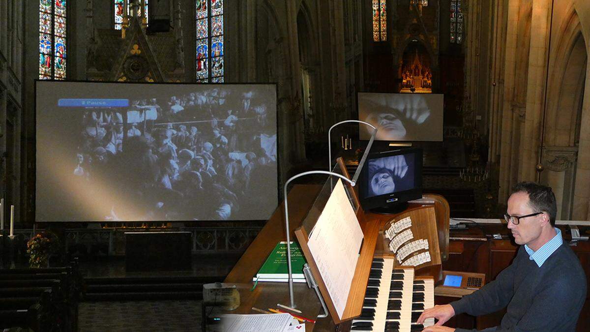 Orgelkino in der Herz-Jesu-Kirche: Ulrich Walther wieder in Aktion