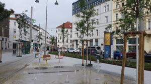 Der neue Brunnen am Radetzkyspitz mit mehreren Sitzgelegenheiten und neuen Bäumen