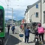Ein Unfall in der Eggenberger Straße, Höhe Waagner-Biro-Straße; Die Straßenbahn ist beschädigt, das Auto liegt auf der Seite