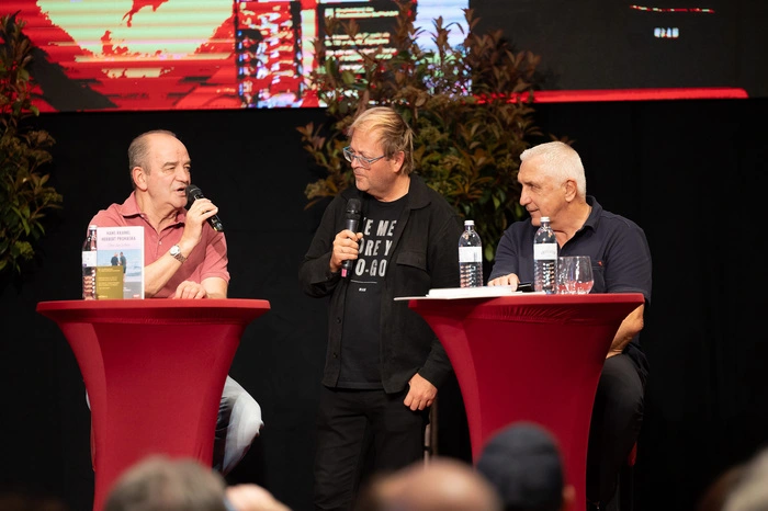 ... in einer Doppelconférence, moderiert von Erich Fuchs, erzählten die beiden von ihren Anfängen genauso wie über das Leben abseits des Fußballplatzes, eben aus allen Seiten ihrer Lebensphasen  ...