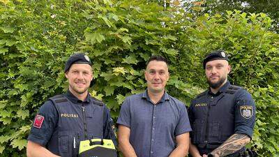 Die Polizisten Sandro Petzold (links) und Markus Leitner mit Imre Lancos: Gemeinsam mit engagierten Passanten und Rettungssanitätern retteten sie ein Leben