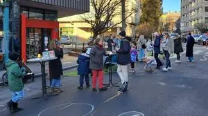 MoVe iT und Grätzelinitiative Margaretenbad luden in der Humboldtstraße vor der Spar-Filiale zum „Begegnungspunsch“