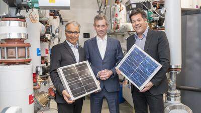 Boris Papousek und Werner Ressi von der Energie Graz sowie Baudirektor Bertram Werle