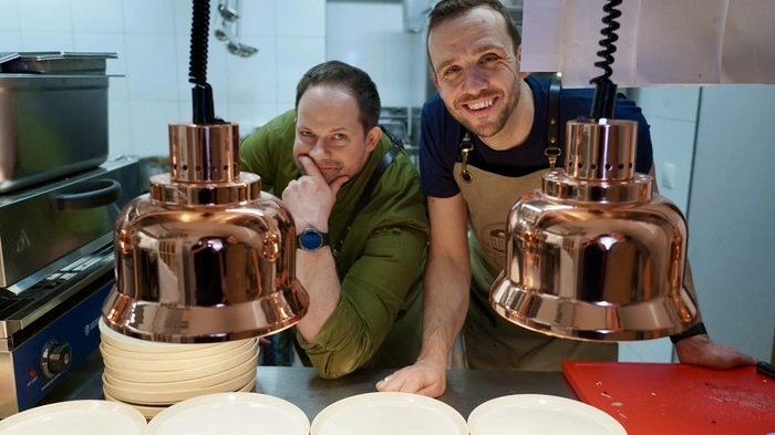 Küchenchef Stefan Bauer und Wirt Christian Schrempf           hauchen den alten Gemäuern des Schanzlwirt in Graz neues Leben ein ...
