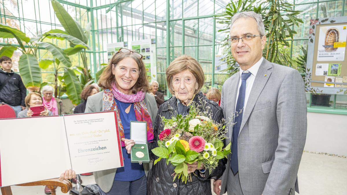 Bürgermeisterin Elke Kahr, Jubilarin Irmtraud Thaler, Rektor Peter Riedler