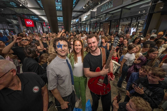 Centermanagerin Carina Weyringer mit Cosmó und seinem Gitarristen