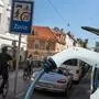 Ladetätigkeit im wahrsten Sinn des Wortes: Das Laden eines E-Autos fällt unter Paragraf 62 der Straßenverkehrsordnung und ist daher in einer Begegnungszone erlaubt