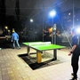 Selbst mitgebrachtes Flutlicht erlaubt „unerlaubte“ nächtliche Duelle am Tischtennis-Tisch.
