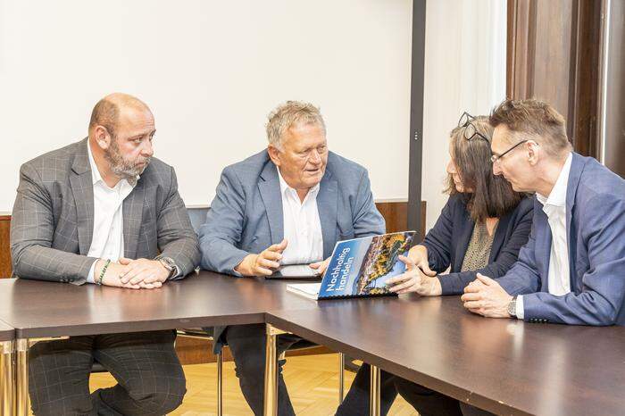 Bürgermeisterin Elke Kahr inmitten der Holding-Vorstände Mark Perz, Wolfgang Malik und Gert Heigl (von links)
