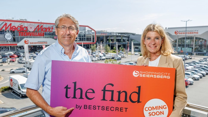 Shoppingcity-GF Anton Cech mit Regine Meyer, Geschäftsführerin von Bestsecret Österreich