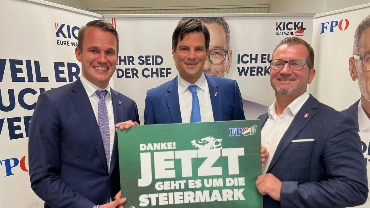 Feierstimmung bei der FPÖ: Stefan Hermann, Hannes Amesbauer, Reinhold Maier