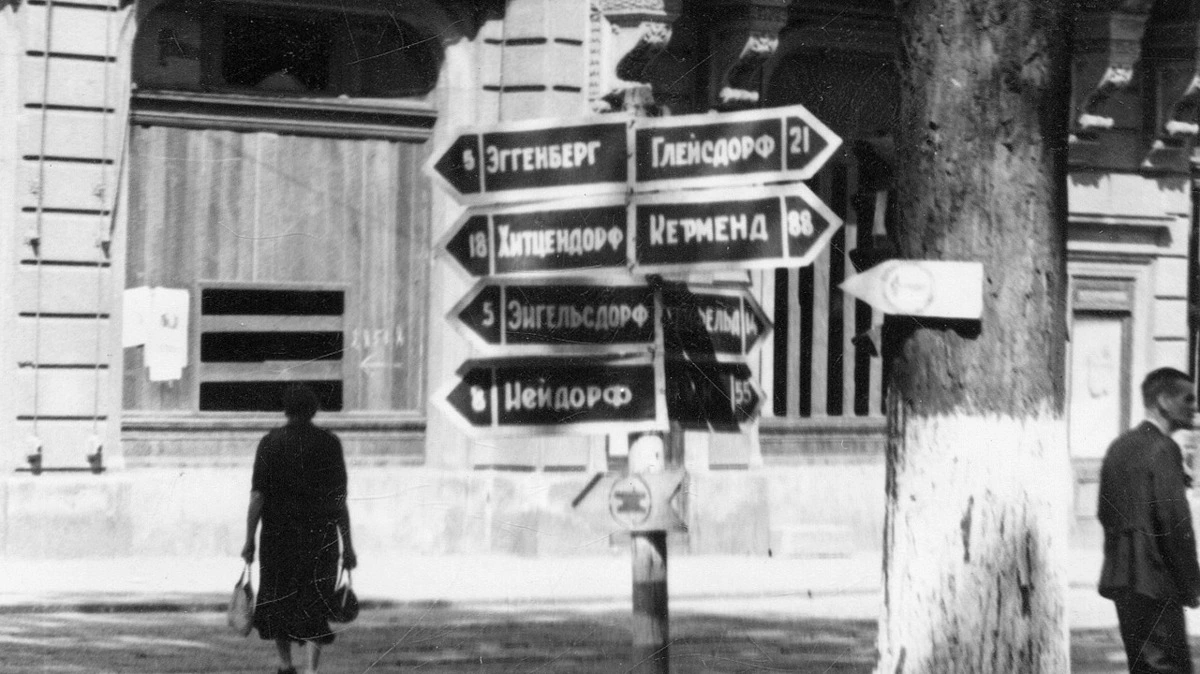 Die sowjetische Besatzungsmacht bringt in Graz Verkehrsschilder in kyrillischer Sprache zur Orientierung für die Rotarmisten an