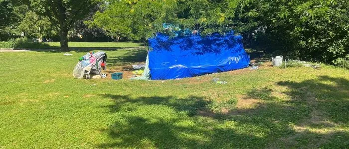 Dieses behelfsmäßige Zelt steht seit Wochen im Metahofpark in Lend