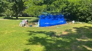 Dieses behelfsmäßige Zelt steht seit Wochen im Metahofpark in Lend