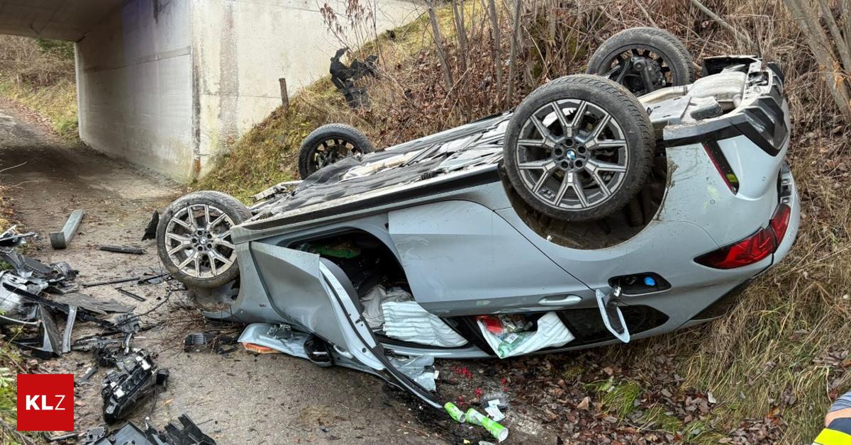 Auto-st-rzte-von-einer-Br-cke-und-landete-auf-dem-Dach-Lenker-verletzt
