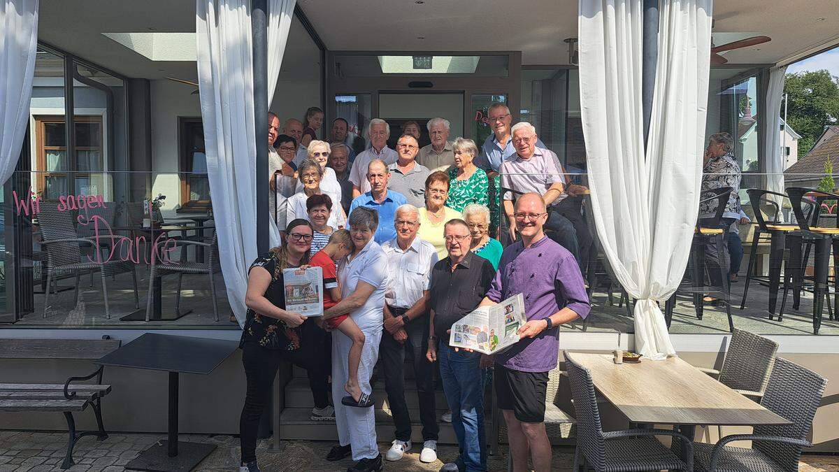 Große Freude in Hatzendorf: Die Wirtsleute Michaela und Andreas Kraxner mit Familie und Stammgästen