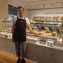 Ein Mitarbeiter von Martin Auer vor der neuen Theke