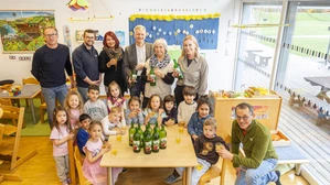 GBG-Chef Günter Hirner und Stadtrat Manfred Eber übergaben frischen Apfelsaft im städtischen Kindergarten Ghegagasse