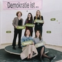Ein Balance-Board führt im Foyer anschaulich vor, wie wichtig ausgleichende Zusammenarbeit für den (gesellschaftlichen) Zusammenhalt ist. Das Team der Ausstellung: Sibylle Dienesch, Ogül Büber-Ottitsch, Vanessa Bednarek (hinten), Angela Fink, Catalin Betz (v.l.)