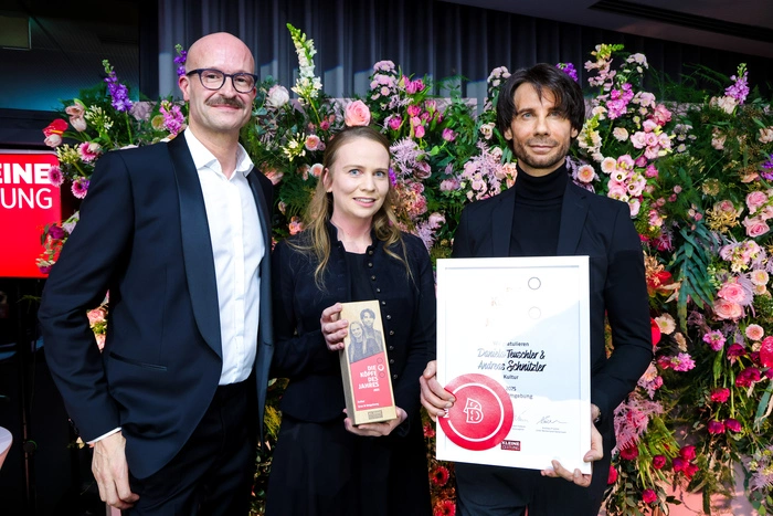 Daniela Teuschler und Andreas Schnitzler, als Projektleiter für die „Steiermark Schau“ verantwortlich, nahmen die Auszeichnug aus der Hand von Bernd Pürcher (Bühnen Graz) entgegen.