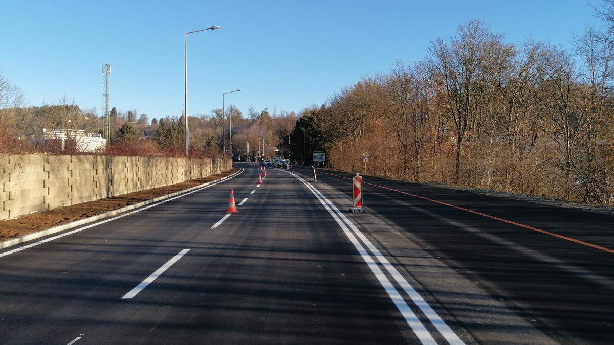 Das frisch sanierte Straßenstück