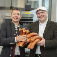 Martin Wallner (links), der am Mittwoch für sein Lebenswerk ausgezeichnet wurde, mit dem Grazer Fleischer und Berufsgruppensprecher Josef Moßhammer