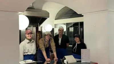 Florian Lenz (2. v. l.) mit seinem Team bei Loop Kebab