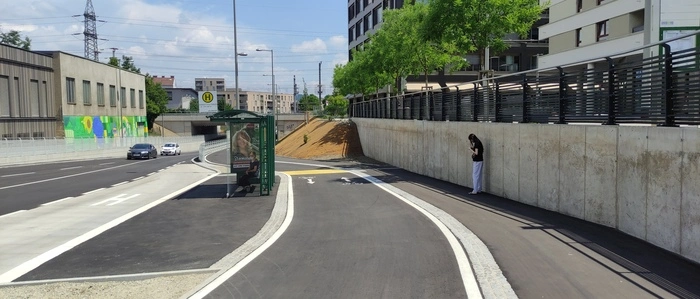 Die neue Haltestelle in der Peter-Tunner-Gasse – komplett in der Sonne, ohne Schatten