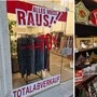Während „C.P.Haas Women“ bald schließt (links), ist der Souvenirshop in der Sporgasse gestartet