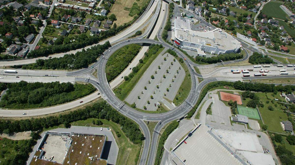 Auf diesem älteren Foto gut zu sehen: die (verwaisten) Parkplätze innerhalb des Kreisverkehrs