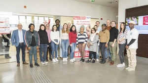 Gruppenfoto der Teilnehmenden, Lehrenden und Politik