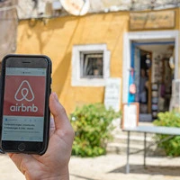 Mit dem Vorstoß sollen die Vorschriften in Europa vereinheitlicht werden, nachdem Metropolen wie Paris, Barcelona und Venedig bereits eigenmächtig gegen Airbnb vorgegangen waren