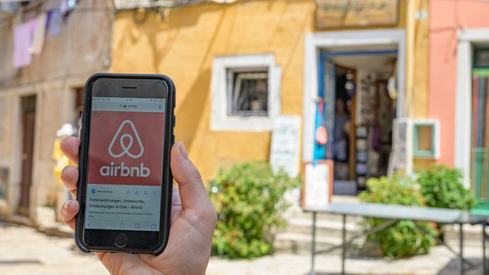 Mit dem Vorstoß sollen die Vorschriften in Europa vereinheitlicht werden, nachdem Metropolen wie Paris, Barcelona und Venedig bereits eigenmächtig gegen Airbnb vorgegangen waren