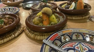 Duftende Tajines und hübsche, bunt gemusterte Teller im „Ya Habibi“ in der Keesgasse