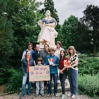 Aktivistinnen und Aktivisten vor Hamerling im Grazer Stadtpark