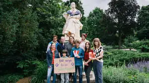 Aktivistinnen und Aktivisten vor Hamerling im Grazer Stadtpark