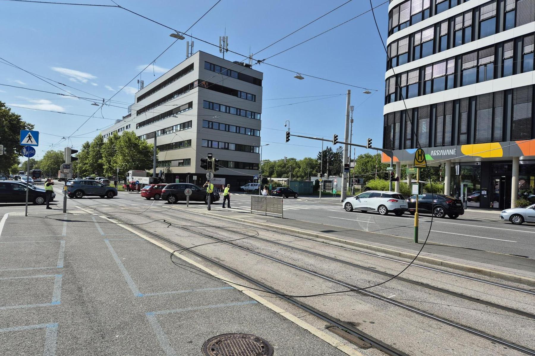 Conrad-von-Hötzendorf-Straße: Lkw erwischte Oberleitung: Bim kann noch länger nicht fahren