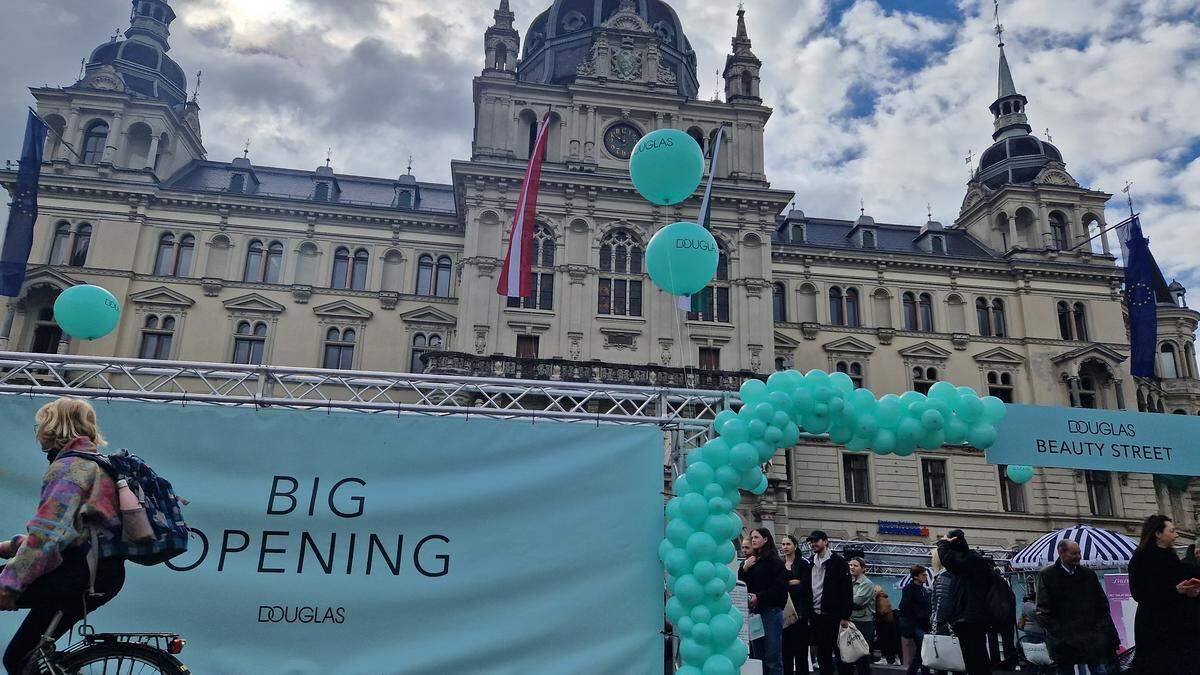 Vor der neuen Filiale, mitten auf dem Hauptplatz, wurde eine „Beauty Street“ am Eröffnungstag eingerichtet