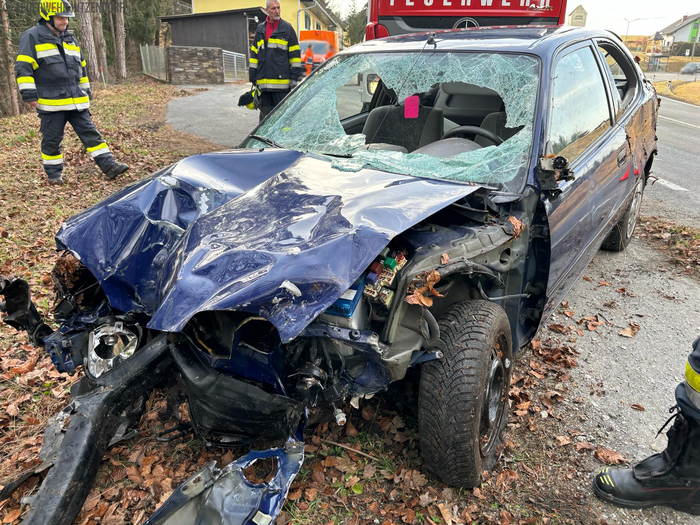 Das Fahrzeug wurde beim Unfall schwer beschädigt