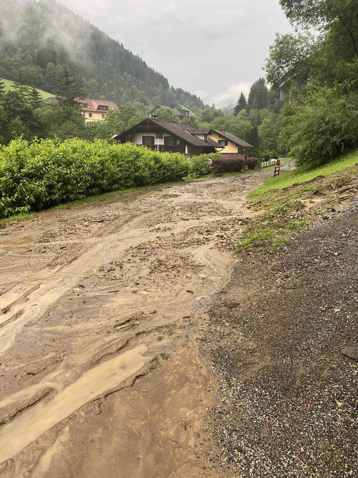 Zehn Straßen im Gemeindegebiet von Übelbach waren Sonntagnachmittag nach Hangrutschungen und Muren nicht passierbar