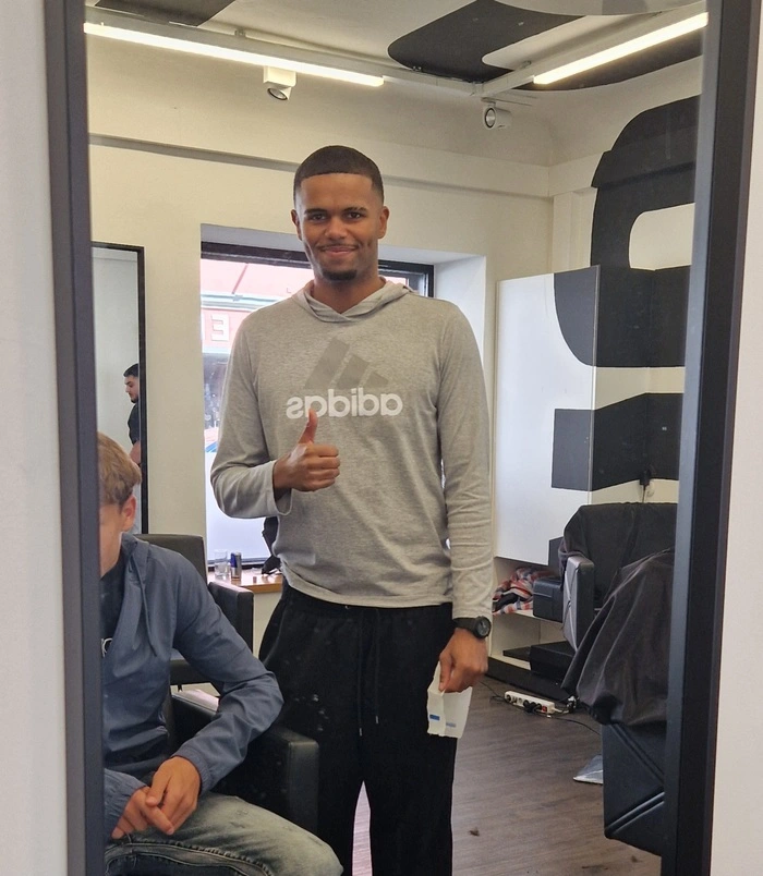 Spiegelbild des Neustarts: Ibiabegwe bietet sowohl Barbershop …