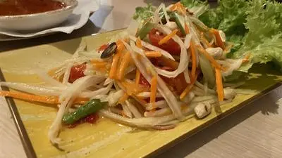 Som Tam Thai, der klassische Papayasalat, darf nicht fehlen