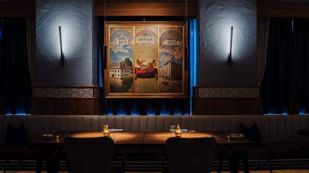Ein Foto aus dem Lokal | „Zur Goldenen Birn“: Herzstück der Einrichtung im Raum ist ein Gemälde, das auf die lange Tradition des Parkhotels als Gastronomiebetrieb verweist
