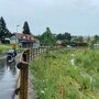 Ein Abschnitt des neuen Bachbetts und der parallel dazu verlaufende Radweg, der im Zuge der Bauarbeiten modernisiert wurde