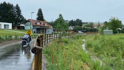 Ein Abschnitt des neuen Bachbetts und der parallel dazu verlaufende Radweg, der im Zuge der Bauarbeiten modernisiert wurde