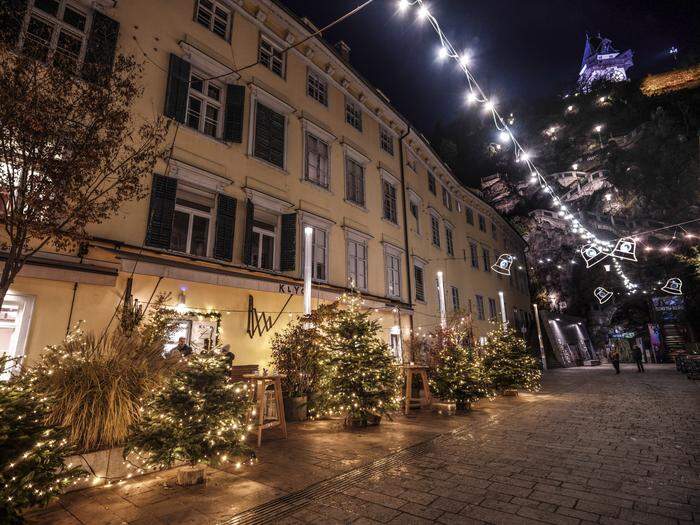 Weihnachtsmärkte gibt es auf vielen Plätzen Graz, hier die Christbäume am Schloßbergplatz | Weihnachten am Schloßbergplatz