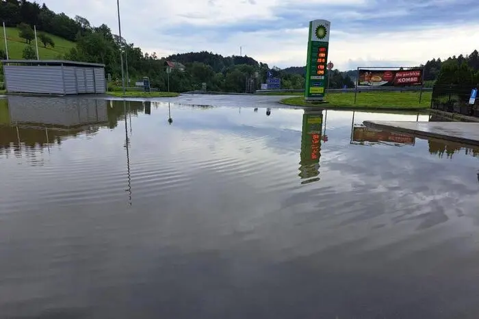 Bei der Autobahnraststation Schäffern stand der Parkplatz unter Wasser, Abwassergitter waren verlegt, das Wasser konnte nicht mehr ablaufen. 